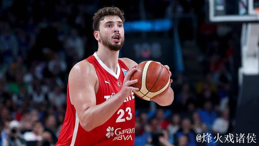 申京错位背打勾手打进,火箭反超1分比赛剩余2.3秒 申京错位背打勾手打进,火箭反超1分比赛剩余2.3秒